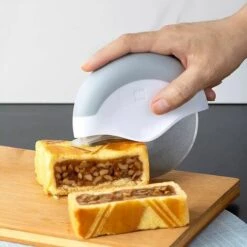 VERSAILLESFR Roulette à Pizza En Matériaux De Qualité Supérieure Avec Poignée Ovale Pour Une Prise En Main Confortable Et Protection Des Doigts (blanc) -Versailles -Four à pizza Soldes 2022 51214593 4