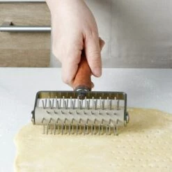 NAXUNNN Pizza Roulement à Aiguilles En Acier Inoxydable Pizza Poinçon Trou Perforateur Roue Patisserie Croûte Cookies Pain Pizza Pate Docker Poinçon Gateau Outils De Cuisson -Four à pizza Soldes 2022 68113333 4