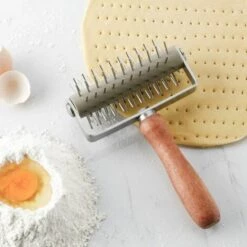 NAXUNNN Pizza Roulement à Aiguilles En Acier Inoxydable Pizza Poinçon Trou Perforateur Roue Patisserie Croûte Cookies Pain Pizza Pate Docker Poinçon Gateau Outils De Cuisson -Four à pizza Soldes 2022 68113333 5